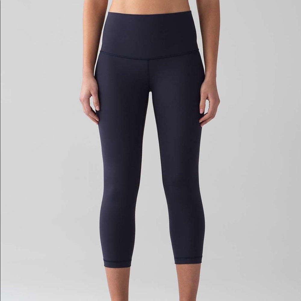 Lululemon Navy Blue Cropped Wunder Under leggings